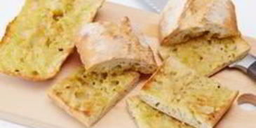 сэндвич с тунцом, овощами и соусом чили