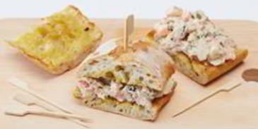 сэндвич с тунцом, овощами и соусом чили