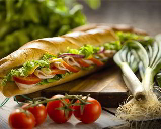 Сэндвич с ветчиной, сыром и помидорами