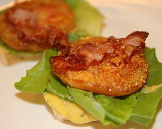 Сэндвич с жареными помидорами, беконом и горчичным соусом