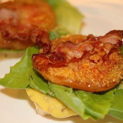 Сэндвич с жареными помидорами, беконом и горчичным соусом