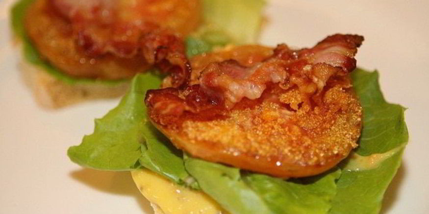 Рецепт сэндвич с жареными помидорами, беконом и горчичным соусом