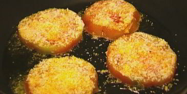 сэндвич с жареными помидорами, беконом и горчичным соусом