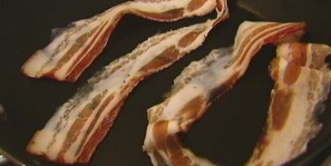 сэндвич с жареными помидорами, беконом и горчичным соусом