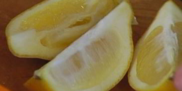 сэндвич с жареными помидорами, беконом и горчичным соусом