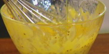 сэндвич с жареными помидорами, беконом и горчичным соусом