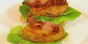 сэндвич с жареными помидорами, беконом и горчичным соусом