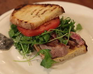 Сэндвич со стейком, руколой и помидорами