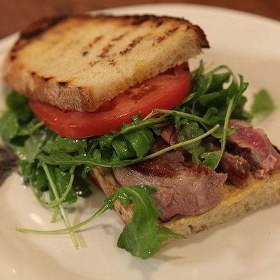 Сэндвич со стейком, руколой и помидорами