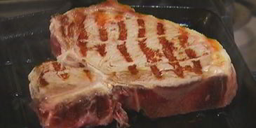 сэндвич со стейком, руколой и помидорами