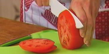 сэндвич со стейком, руколой и помидорами