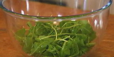 сэндвич со стейком, руколой и помидорами