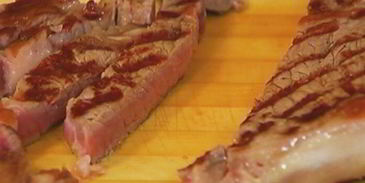 сэндвич со стейком, руколой и помидорами