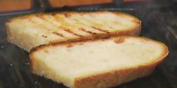 сэндвич со стейком, руколой и помидорами