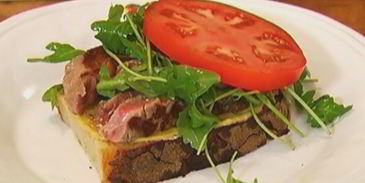 сэндвич со стейком, руколой и помидорами