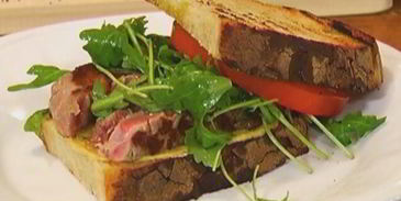 сэндвич со стейком, руколой и помидорами