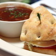 Рецепт Сэндвичей из фокаччи с рукколой, моцареллой, маринованным красным луком и помидорами