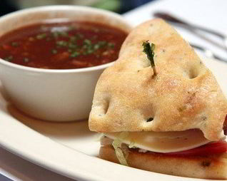 Сэндвичи из фокаччи с рукколой, моцареллой, маринованным красным луком и помидорами