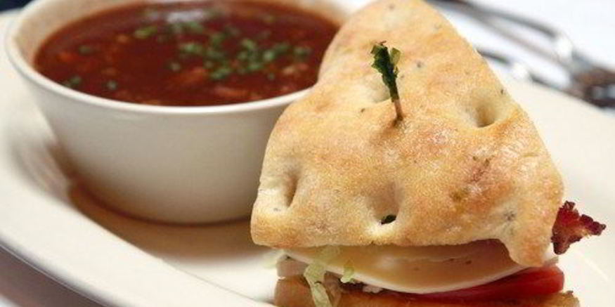 Рецепт сэндвичей из фокаччи с рукколой, моцареллой, маринованным красным луком и помидорами