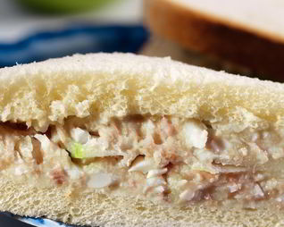 Сэндвичи на белом хлебе с форшмаком и яблоком