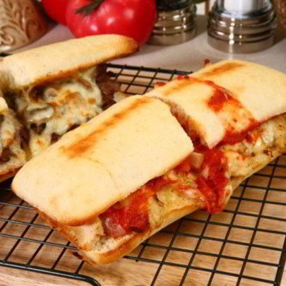 Сэндвичи на гриле с говядиной, ветчиной и сыром