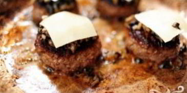 сэндвичи с говядиной, грибами и швейцарским сыром