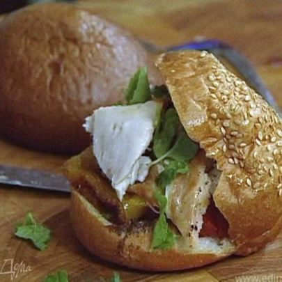 Сэндвичи с курицей, помидорами и перцем
