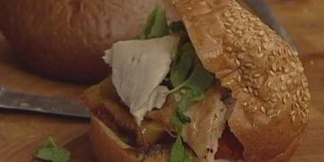 сэндвичи с курицей, помидорами и перцем