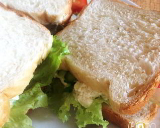 Сэндвичи с овощами и мягким сыром