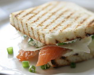 Сэндвичи с семгой и сливочным сыром