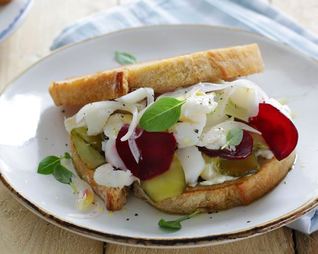 Сэндвичи с северной рыбой, яблоками и свеклой