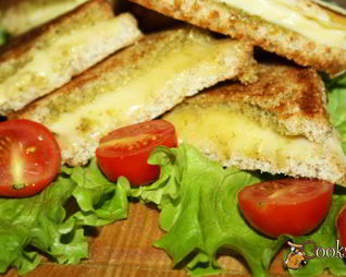 Сэндвичи с сыром и соусом песто