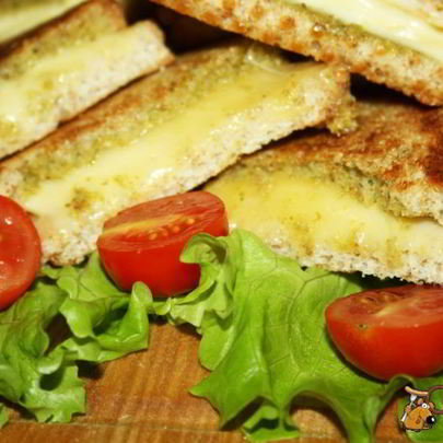 Сэндвичи с сыром и соусом песто