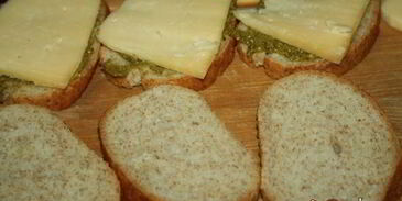 сэндвичи с сыром и соусом песто