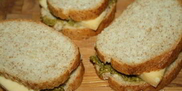 сэндвичи с сыром и соусом песто