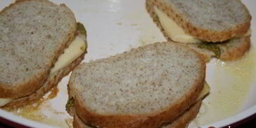 сэндвичи с сыром и соусом песто