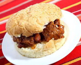 Сэндвичи с тушеной говядиной и зеленым луком