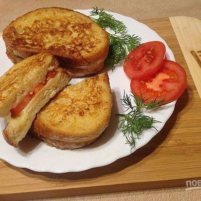 Теплый сэндвич с сыром и помидором