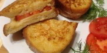 теплый сэндвич с сыром и помидором