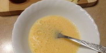 теплый сэндвич с сыром и помидором