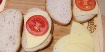 теплый сэндвич с сыром и помидором