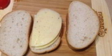 теплый сэндвич с сыром и помидором