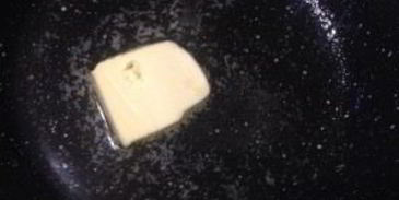 теплый сэндвич с сыром и помидором