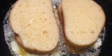 теплый сэндвич с сыром и помидором