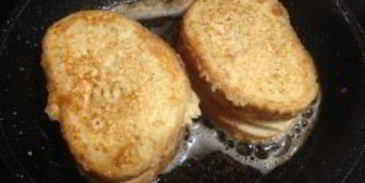 теплый сэндвич с сыром и помидором