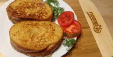 теплый сэндвич с сыром и помидором