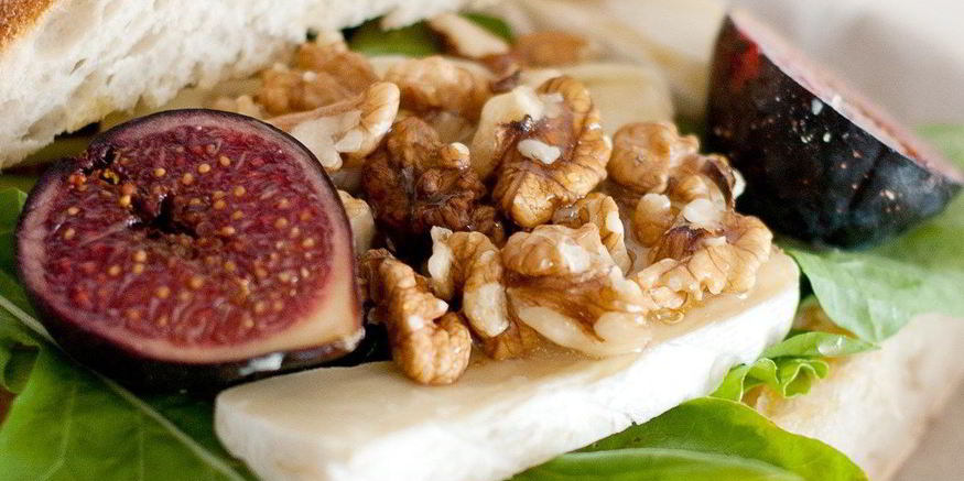 Рецепт утреннего сэндвича с камамберома и инжирома