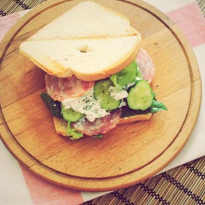 Утренний сэндвич с огурцом, салями и фетой