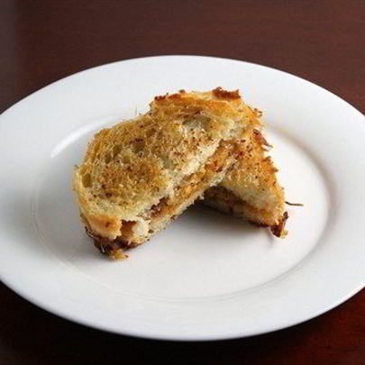 Жареные сэндвичи с беконом и грушей