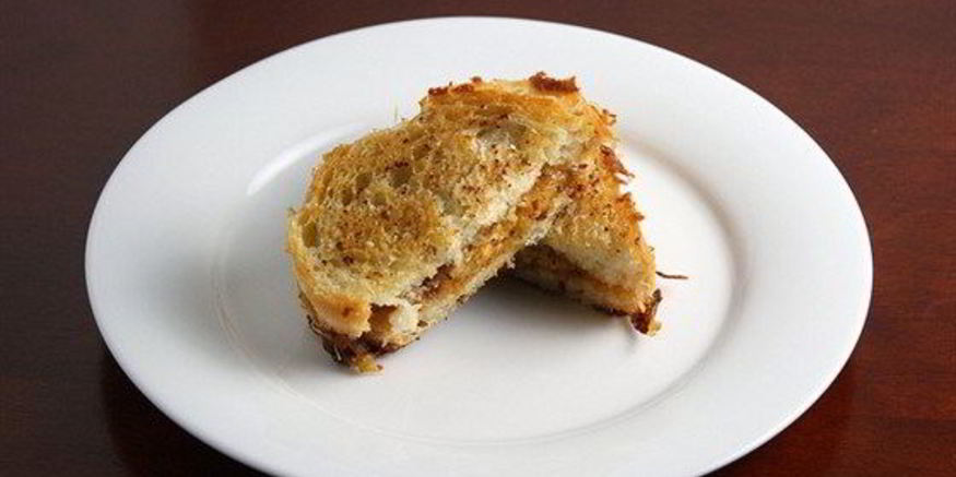 Рецепт жареных сэндвичей с беконом и грушей